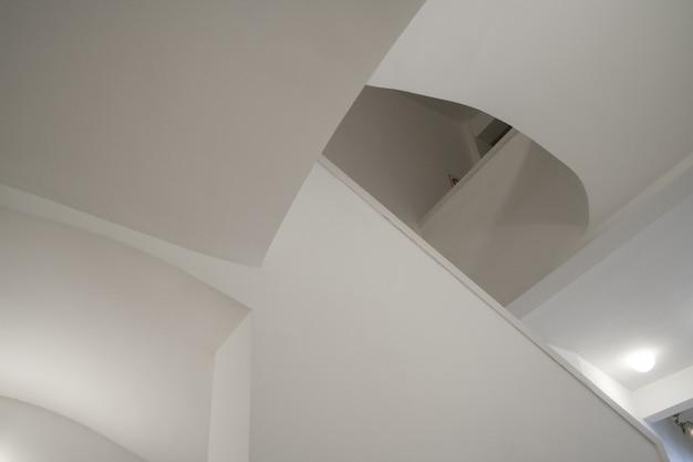  Инновационный дизайн потолка в современном стиле для квартиры