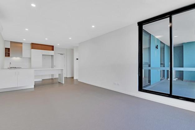 Минималистичный потолок в современном интерьере квартиры